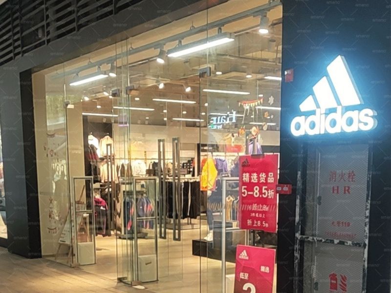 Adidas ब्रँड स्टोअर क्यूबिक ब्यूटी AM6208 कपड्यांचे स्टोअर अँटी-थेफ्ट डिव्हाइस स्थापित केले आहे