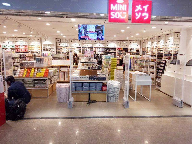 MINISO बुटीक CuboM AM7806 सुरक्षा दरवाजा स्थापित करते