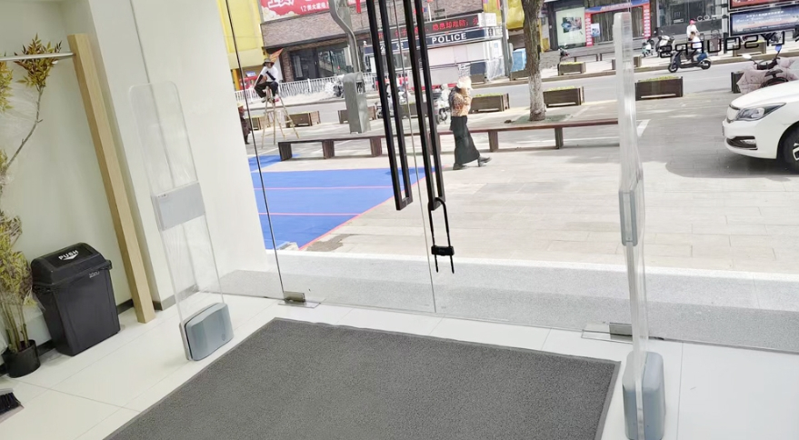 AM&RFID ड्युअल फ्रिक्वेन्सी: कपड्यांच्या किरकोळ उद्योगासाठी बुद्धिमान सुरक्षा.